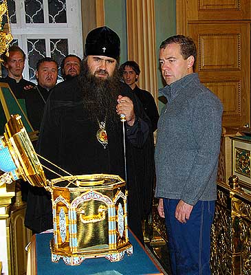 Медведев приложился к мощам Макария Желтоводского
